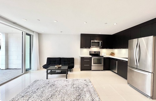 West Vancouver House | Elegant 2 bedroom Guest Suite in Prime Ambleside near Beach, Mall, Downtown