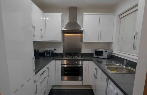 Brentwood Apartment | Elegant 2 bedroom Brentwood Home with Free Parking