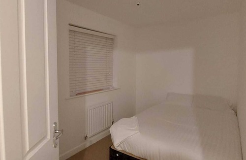 Brentwood Apartment | Elegant 2 bedroom Brentwood Home with Free Parking