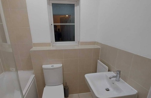 Brentwood Apartment | Elegant 2 bedroom Brentwood Home with Free Parking