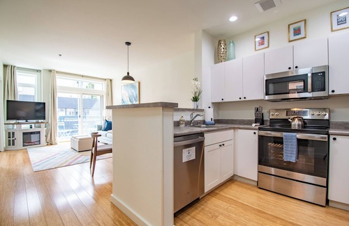 Wallingford Condo | Elegant 2 Bedroom in the Heart of Seattle!