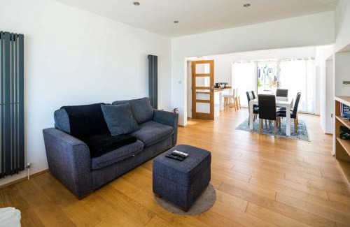 Knight's Hill House | Elegant 2BD House with Garden and Decked Patio