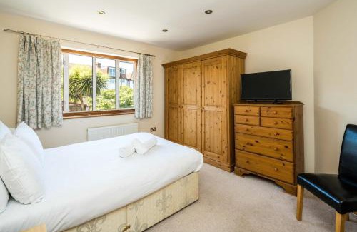 Knight's Hill House | Elegant 2BD House with Garden and Decked Patio
