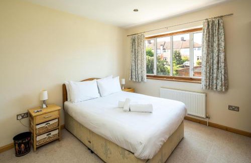 Knight's Hill House | Elegant 2BD House with Garden and Decked Patio