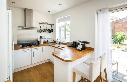 Knight's Hill House | Elegant 2BD House with Garden and Decked Patio