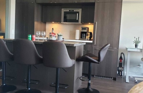 Midtown Toronto Apartment | Elegant 2BR & 2BA Retreat in Prime Yorkville, Downtown
