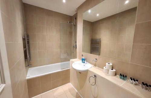 Little Venice Apartment | Elegant 2BR Apartment Steps from Tube