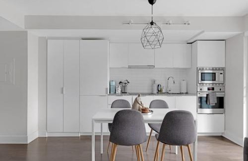 Bay Cloverhill Apartment | Elegant 2BR Condo in Downtown Toronto Sleeps 6