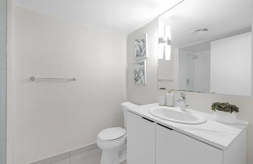 Bay Cloverhill Apartment | Elegant 2BR Condo in Downtown Toronto Sleeps 6