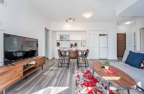 Bathurst Quay Condo | ELEGANT 2BR CONDO, LAKE VIEW & FREE PARKING