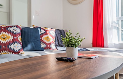 Bathurst Quay Condo | ELEGANT 2BR CONDO, LAKE VIEW & FREE PARKING