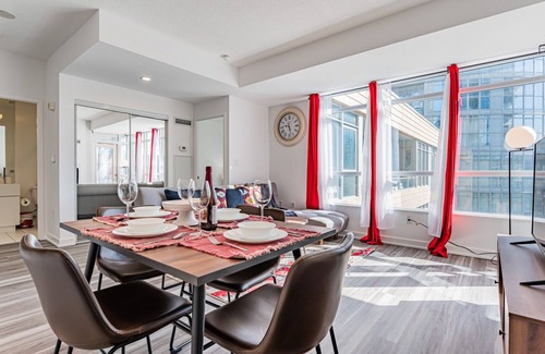 Bathurst Quay Condo | ELEGANT 2BR CONDO, LAKE VIEW & FREE PARKING