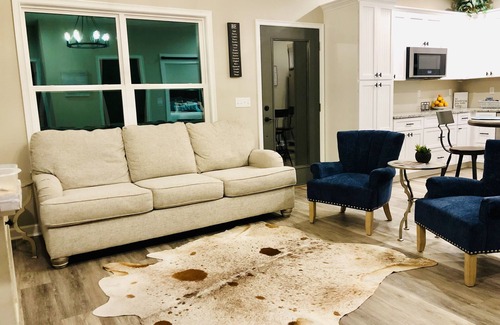 Lake City House | Elegant 2BR Private Cottage 2 min from I-75/US90