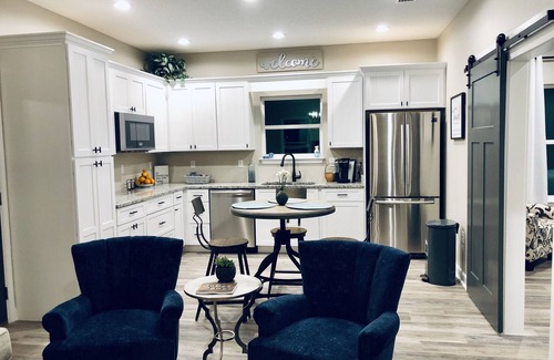 Lake City House | Elegant 2BR Private Cottage 2 min from I-75/US90