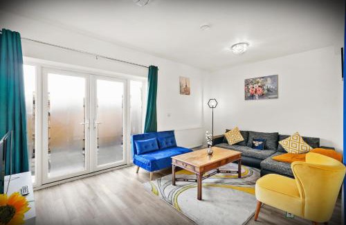 Turkey Street Apartment | Elegant 3-bed apartment with FREE onsite PARKING in Enfield - Out door Patio - Big savings on Longer Stays