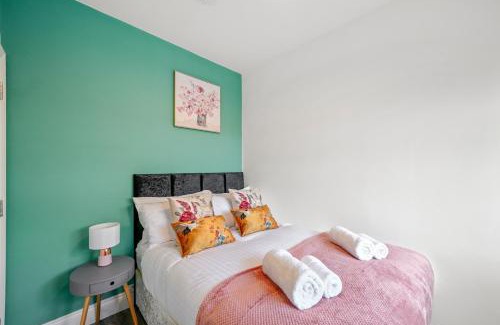 Turkey Street Apartment | Elegant 3-bed apartment with FREE onsite PARKING in Enfield - Out door Patio - Big savings on Longer Stays