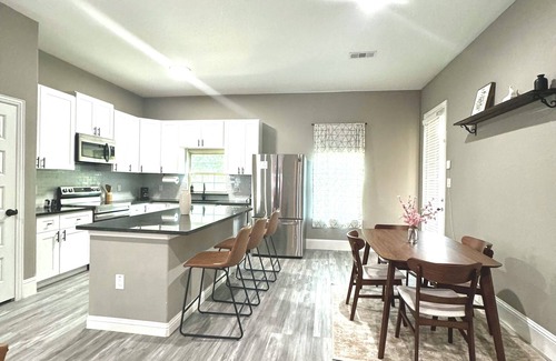 Cedar Crest House | Elegant 3-Bedrm Retreat in Prime Dallas Location w/fully fenced yard and garage