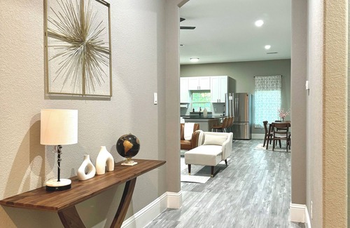 Cedar Crest House | Elegant 3-Bedrm Retreat in Prime Dallas Location w/fully fenced yard and garage