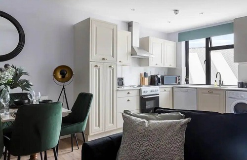 Dudden Hill Apartment | Elegant 3-Bedroom apartment near tube station - 360 Stays