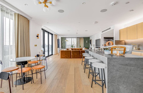 St. Pancras and Somers Town Apartment | Elegant 3-bedroom Condo