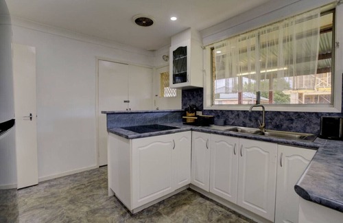 Werrington House | Elegant 3 Bedroom Haven Getaway Close to Golf Club