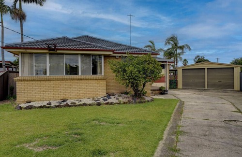 Werrington House | Elegant 3 Bedroom Haven Getaway Close to Golf Club