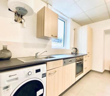Liesing Apartment | Elegant 3-Bedroom Retreat Convenient City Access