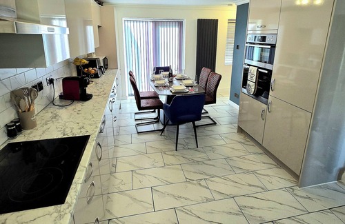 Kettering House | Elegant 3-Bedroom Sleeps 6 Fully Equipped|Families,NHS&Business Contractors
