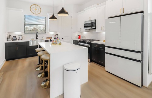 Northside Villa | Elegant 3-bedroom villa in Downtown Houston with WiFi, Board Games and Comfort