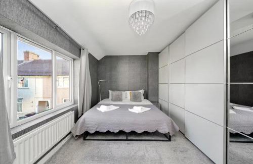 Becontree House | Elegant 3Bed Family Home in Chadwell Heath Pass the Keys