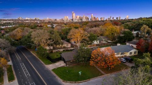 Barton Hills House | Elegant 3BR Home l Walk to Zilker
