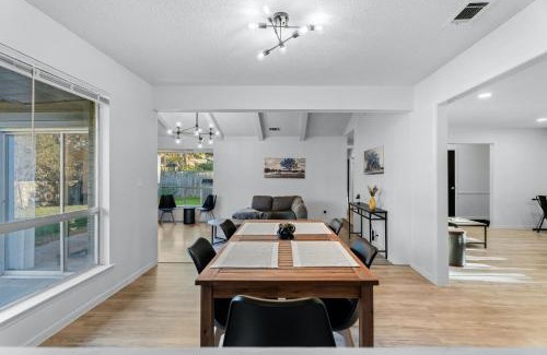 Barton Hills House | Elegant 3BR Home l Walk to Zilker