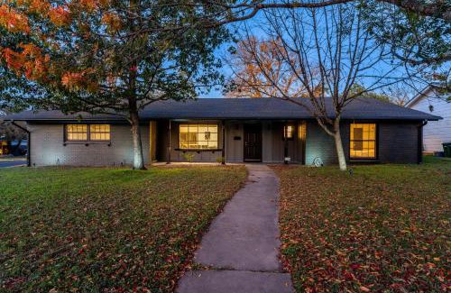 Barton Hills House | Elegant 3BR Home l Walk to Zilker