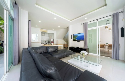 Ban Saiyuan Villa | Elegant 3BR Pool Villa Sara near NaiHarn