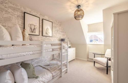 Runnymede House | Elegant 4-Bed Home,Private Garden,Parking