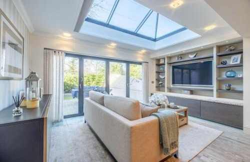 Runnymede House | Elegant 4-Bed Home,Private Garden,Parking