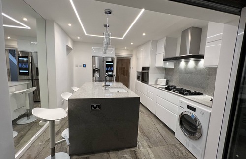 Petts Wood and Knoll House | Elegant 4 Bedroom Detached House