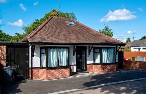 Seisdon House | Elegant 4-Bedroom Getaway - Parking for 4 cars