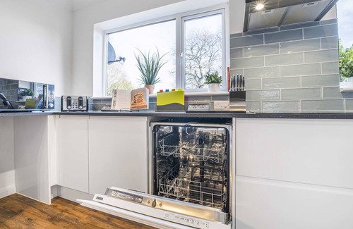 Peterborough House | Elegant 4BR House Near City Centre | Angus Suites