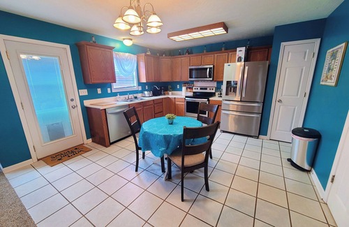 Lexington House | Elegant 4BR Retreat Near Hospitals - Pet Friendly
