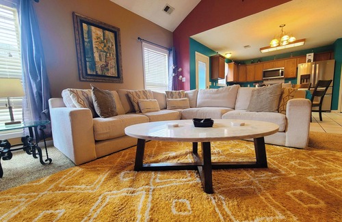 Lexington House | Elegant 4BR Retreat Near Hospitals - Pet Friendly