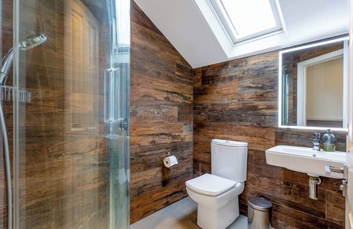 Northcote House | Elegant 4BR Semi-Detached Terraced House Batterseann
