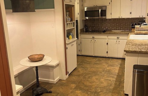 Central Gardens House | Elegant 6 Bedroom Home in Heart of Memphis
