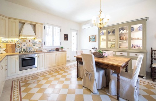 Lucca Historical Center Villa | Elegant ancient villa.Very close Lucca's Walls and train station.Private terrace