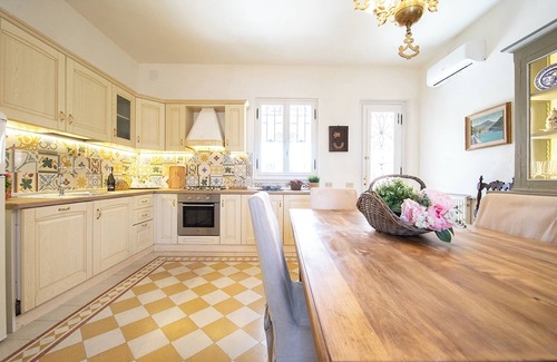 Lucca Historical Center Villa | Elegant ancient villa.Very close Lucca's Walls and train station.Private terrace