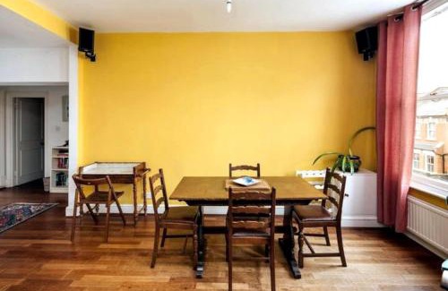 Hammersmith and Fulham Apartment | Elegant and Peaceful 2BD apt - Barons Court/London