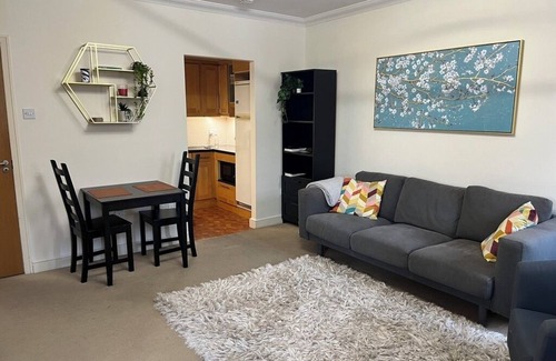 Stillorgan Apartment | Elegant and tranquil apartment in prime location. Beautiful landscaped gardens!