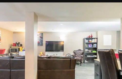 Aylmer Bed & Breakfast | Elegant and Vibrant Bedroom in a Basement Unit