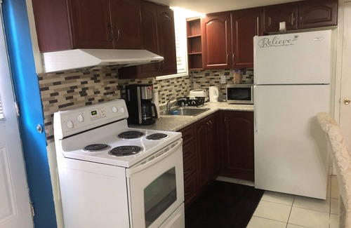 Brampton Apartment | Elegant apartment for a Couple/Business visitors. 1 Bedroom walkout basement.