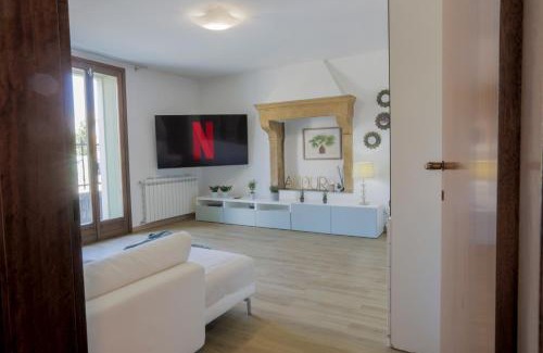Borgo Trento Apartment | Elegant Apartment: [Free Netflix, Wi-Fi & Parking]